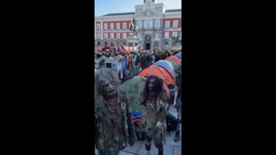 Parásitos, depravados, descerebrados y por lo tanto muertos vivientes.